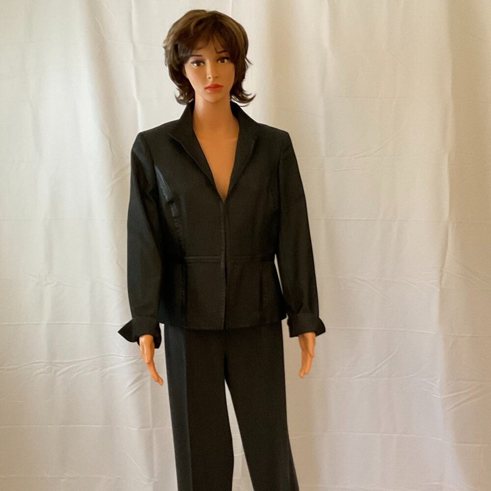 Jones NY Premium Collection 2-piece Grayish Black Pant Suit.  Size 8 / Stylish /